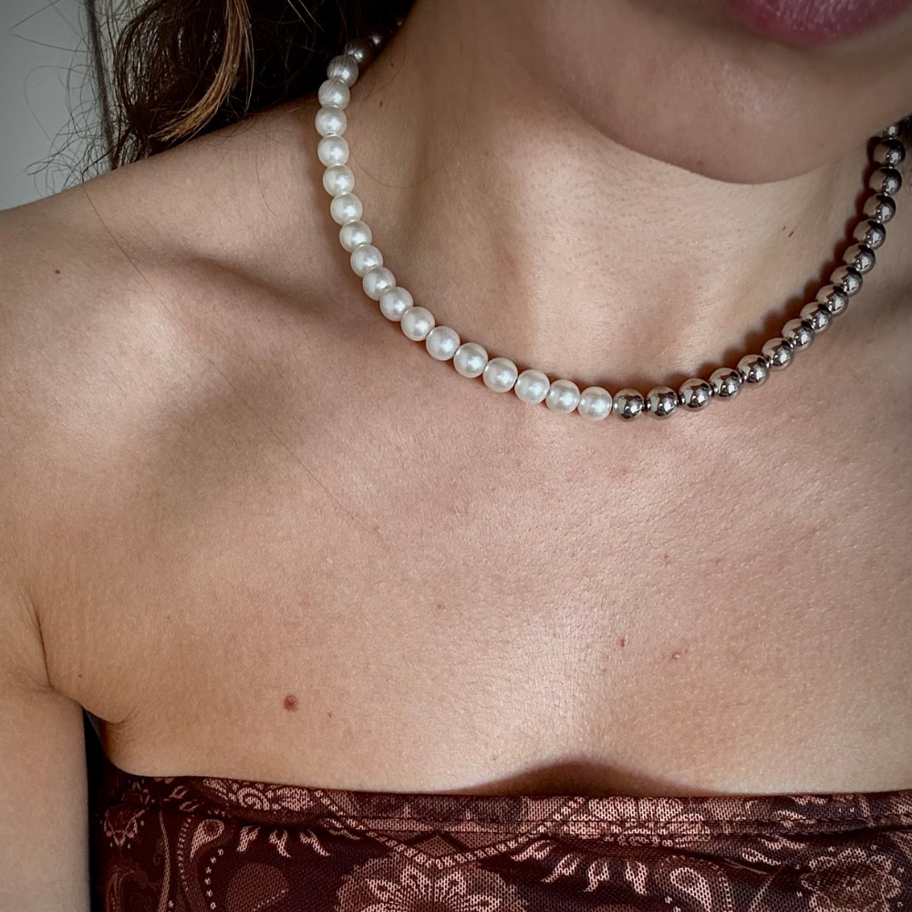Choker metade pérola banho ouro 18k em uso no pescoço