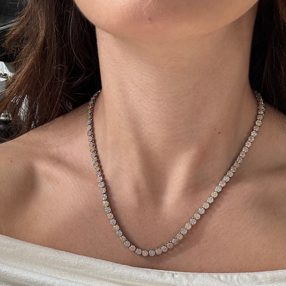 Mulher usando colar flores delicado com extensor ajustável no pescoço