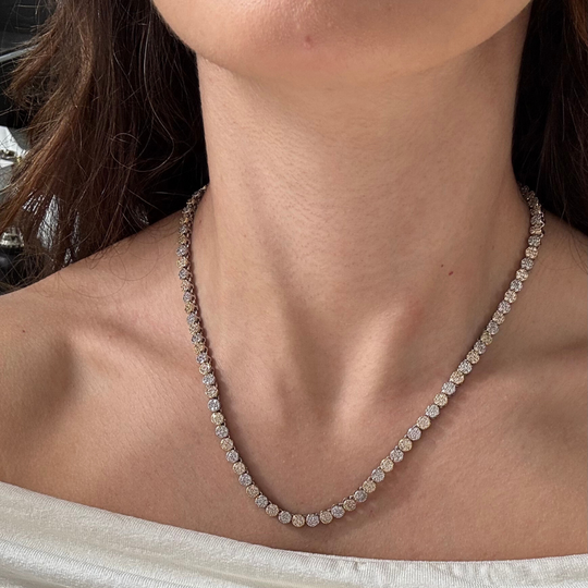 Mulher usando colar flores delicado com extensor ajustável no pescoço