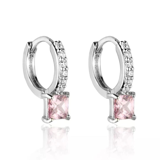 Brinco argola com micro zircônias e pedra quadrada rosa, banho ródio branco