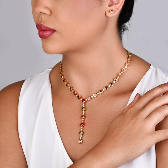 Conjunto brinco e colar com zircônias âmbar e banho ouro 18k sobre fundo claro
