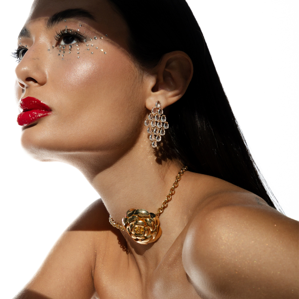 Mulher usando choker flor dourada no pescoço