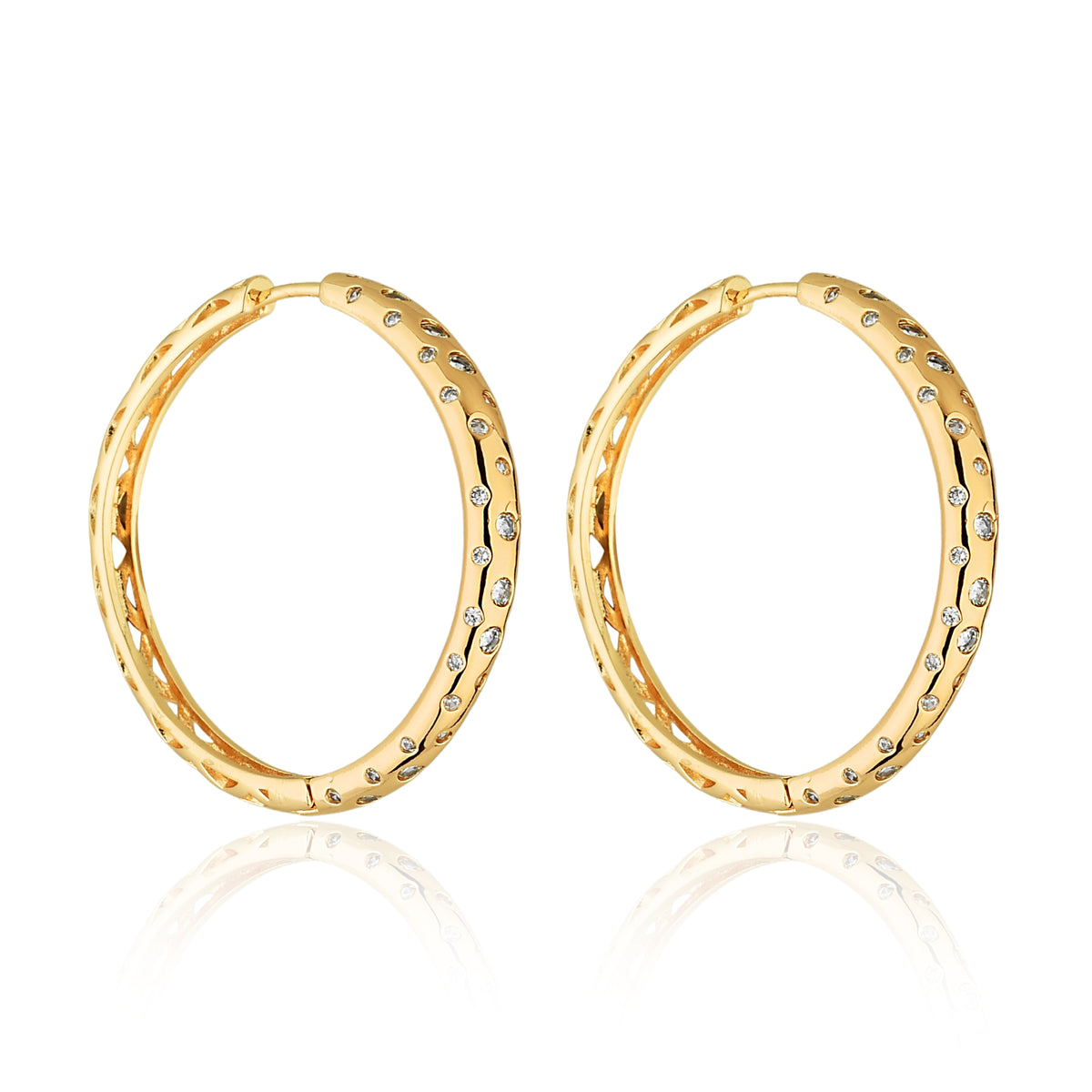 Brinco argola boho dourado com micro zircônias cravejadas em padrão irregular