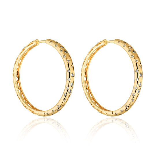 Brinco argola boho dourado com micro zircônias cravejadas em padrão irregular