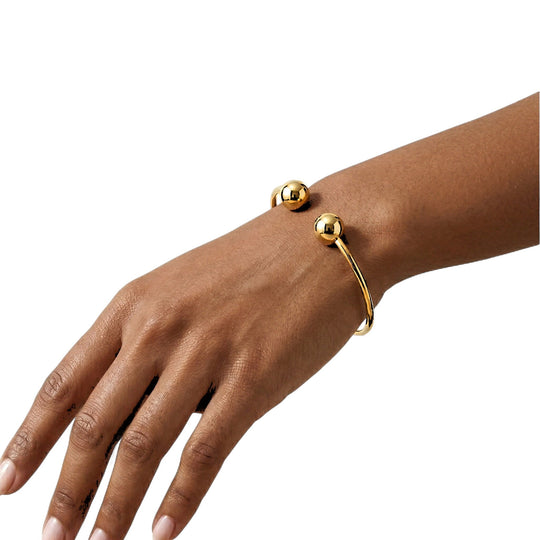Bracelete Bola Rígido Banho Ouro 18k em fundo branco (foto principal)