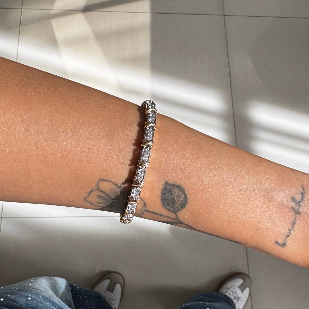 Pulseira bicolor elos X sendo usada no pulso feminino