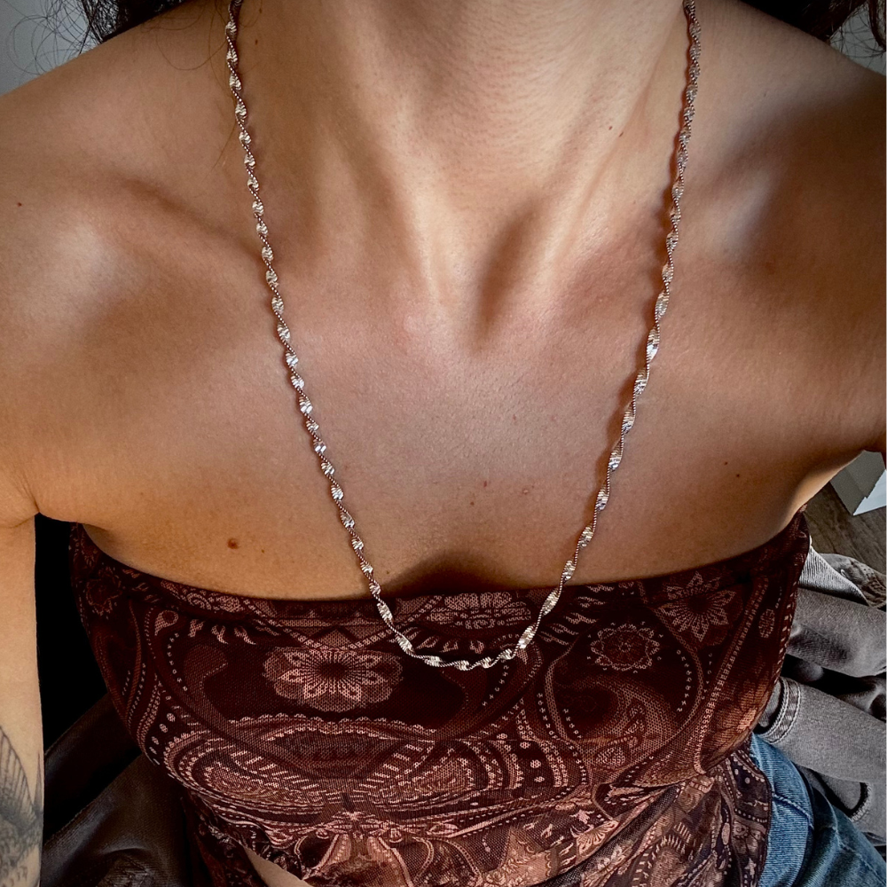 Mulher usando Colar Torcido Liso Banho Ouro 18k no pescoço