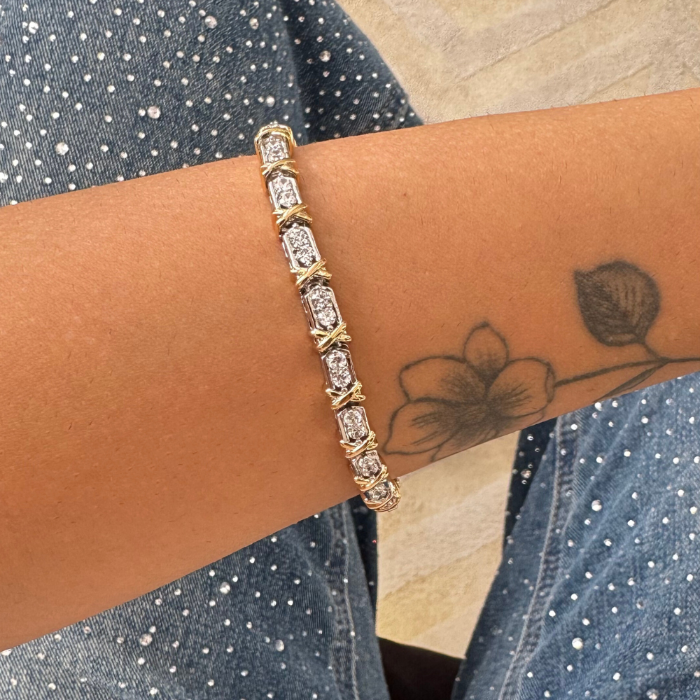 Pulseira bicolor elos X sendo usada no pulso feminino