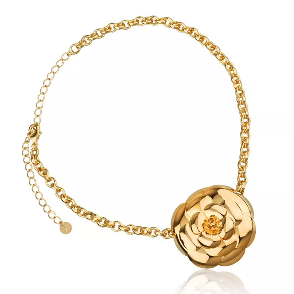 Choker flor dourada banhada a ouro 18k sobre fundo claro