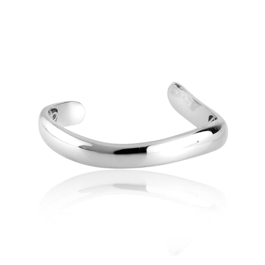 Detalhe do bracelete curvas mostrando acabamento em ródio branco