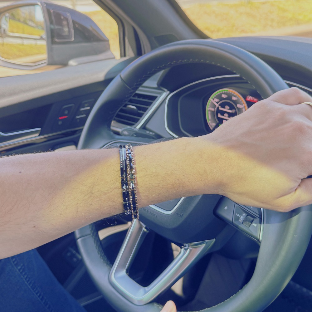 Homem usando pulseira tungstênio black no pulso