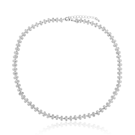 Colar elos largos cravejados com microzircônias cristal sobre fundo claro