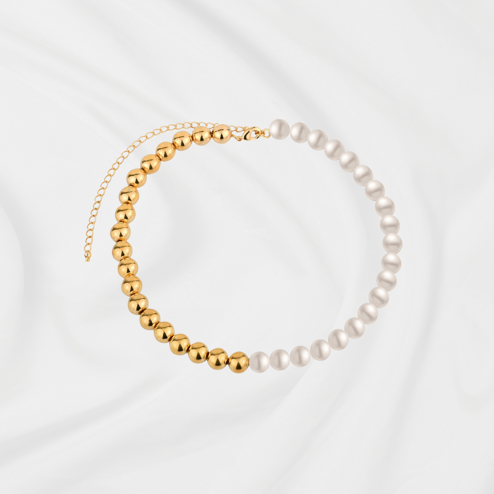 Choker metade pérola banho ouro 18k em uso no pescoço