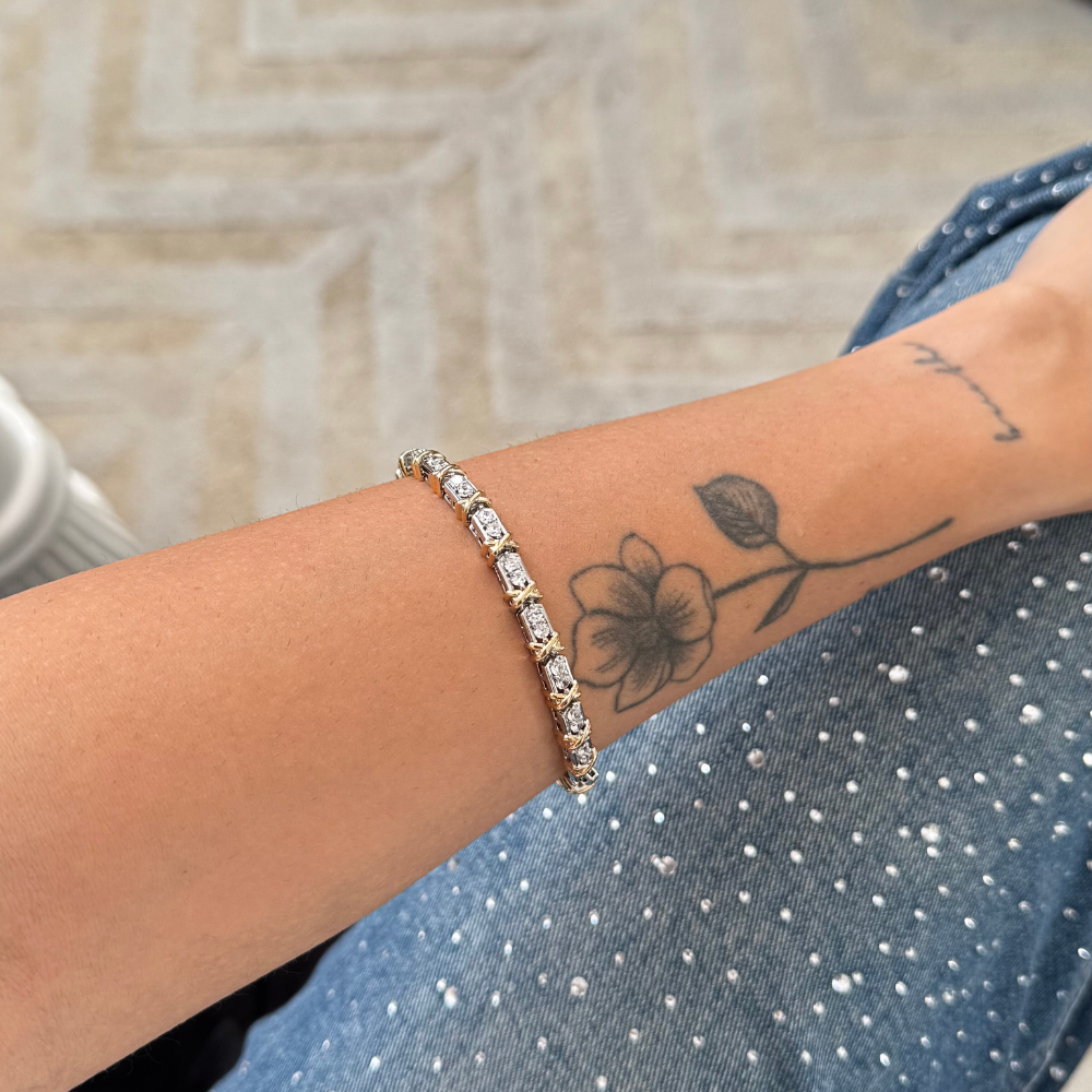 Pulseira bicolor elos X sendo usada no pulso feminino