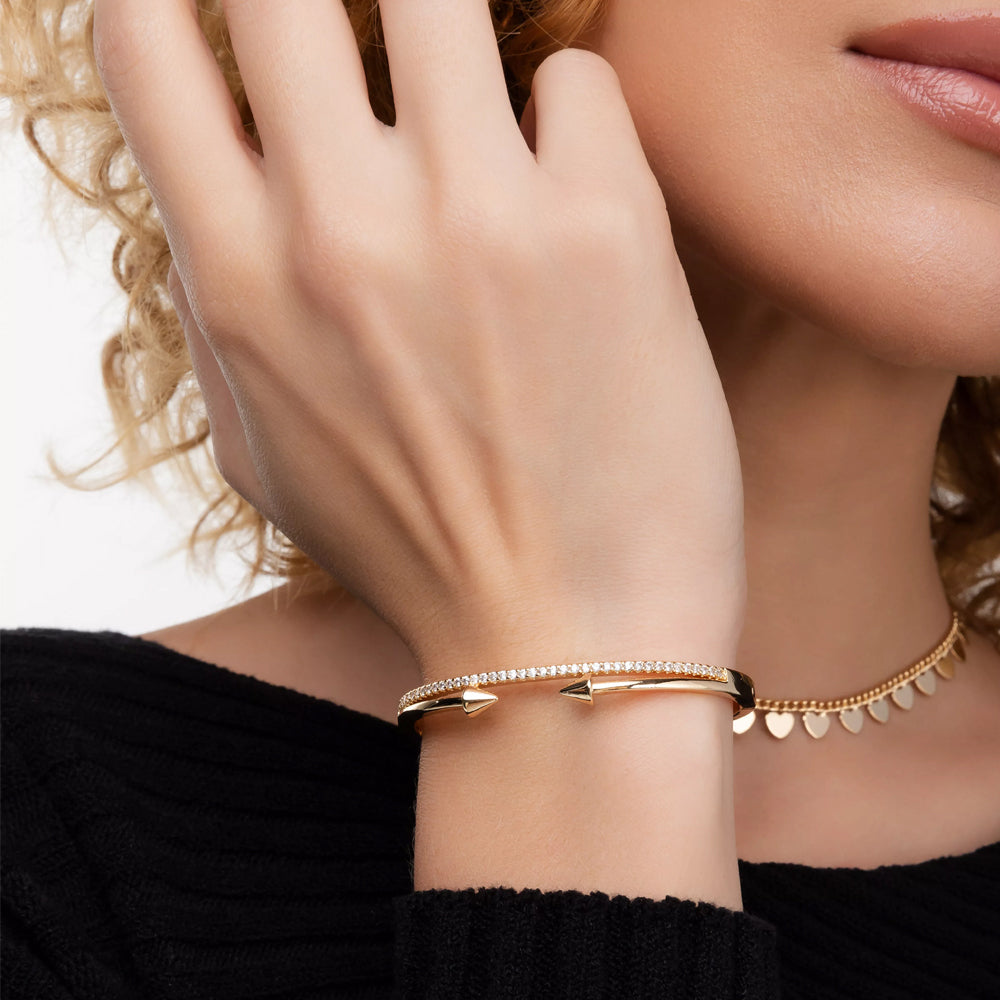 Bracelete flecha dourado com design minimalista e banho de ouro 18k