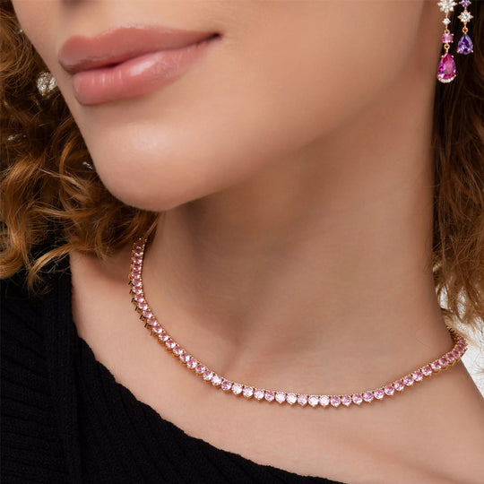 Detalhe das três pontas cravejadas em rosa do Colar Riviera Banho Ouro 18k
