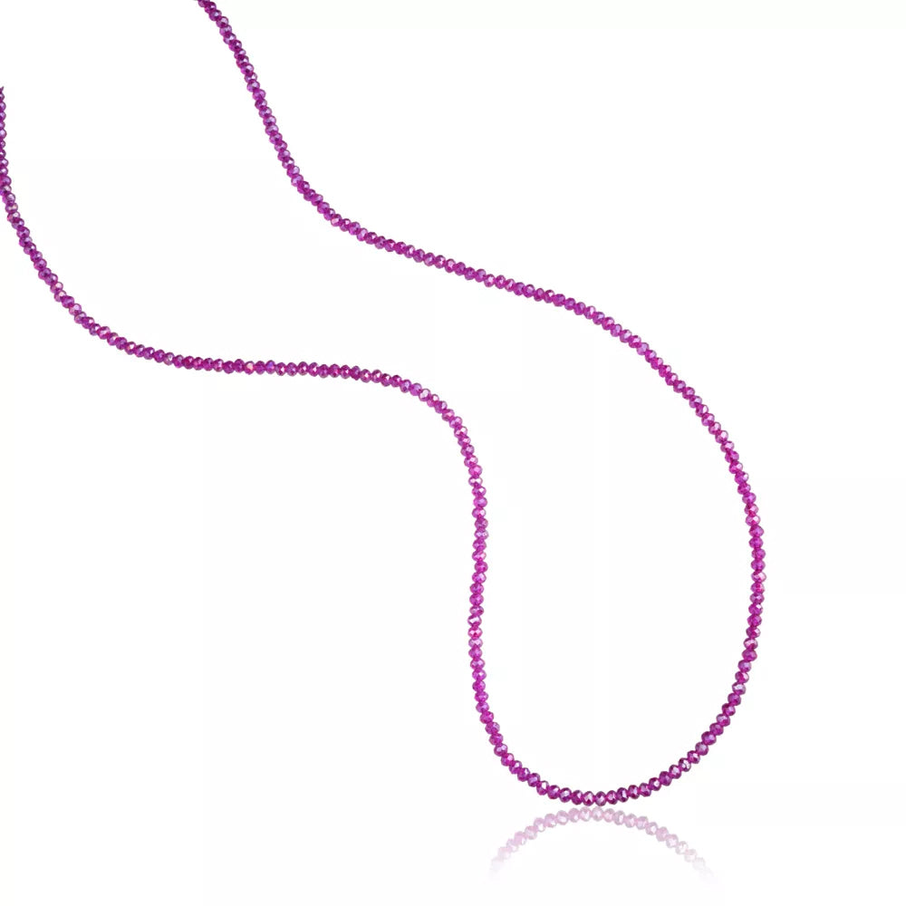 Colar longo com cristais rosa e banho de ouro 18k da Selet Joias em fundo claro