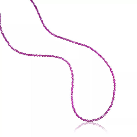 Colar longo com cristais rosa e banho de ouro 18k da Selet Joias em fundo claro