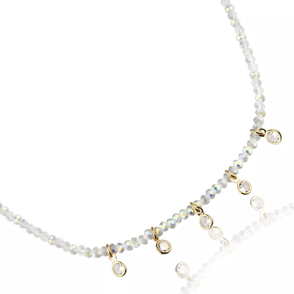 Detalhe dos cristais brancos do colar dourado banho ouro 18k