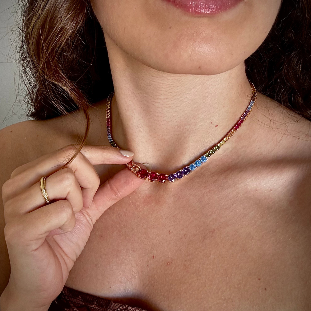 Mulher usando colar riviera colorida banho ouro 18k