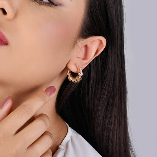 Mulher usando brinco argola elos zircônia banho ouro 18k no dia a dia