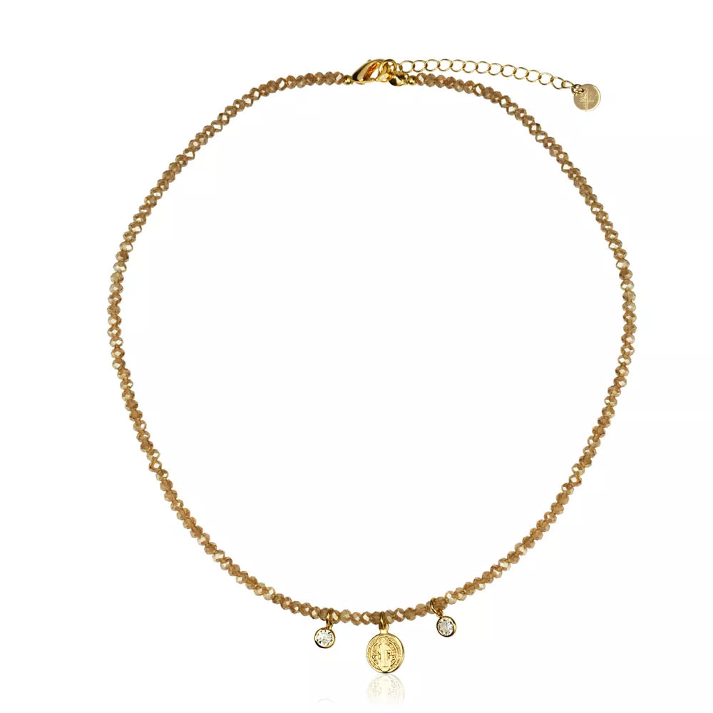 Colar com cristais champagne e banho de ouro 18k da Selet Joias em fundo claro