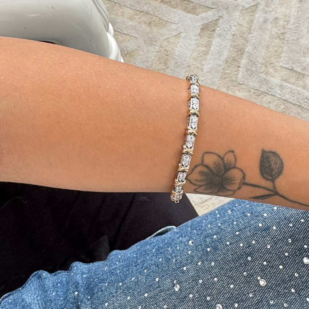 Pulseira bicolor elos X sendo usada no pulso feminino