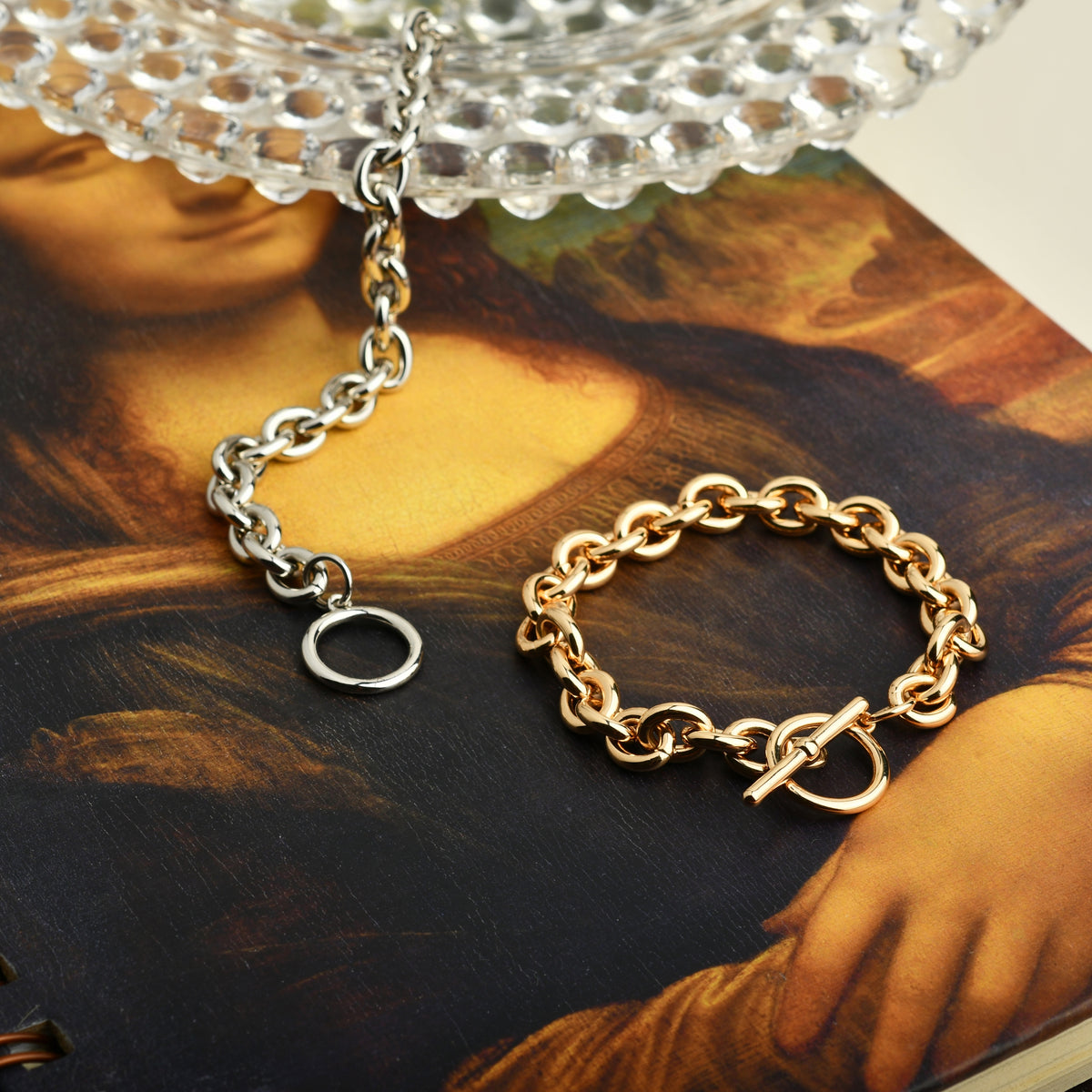 Mulher usando pulseira elos no pulso com outras joias delicadas