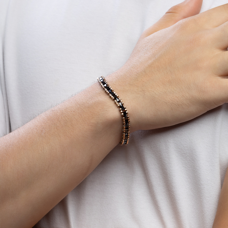 Pulseira de tungstênio black e rose sendo usada no pulso masculino