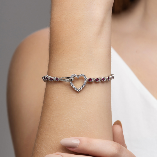 Detalhe dos corações cravejados com zircônias AAA rosa e cristal