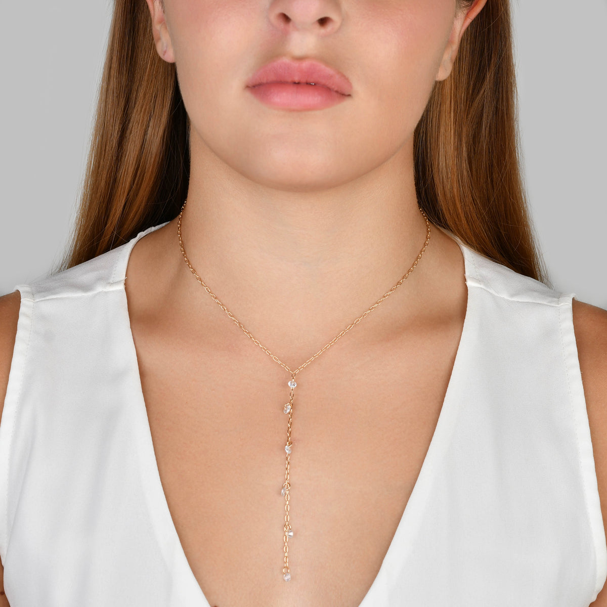 Colar gargantilha gravata com pedras cristal e banho de ouro 18k