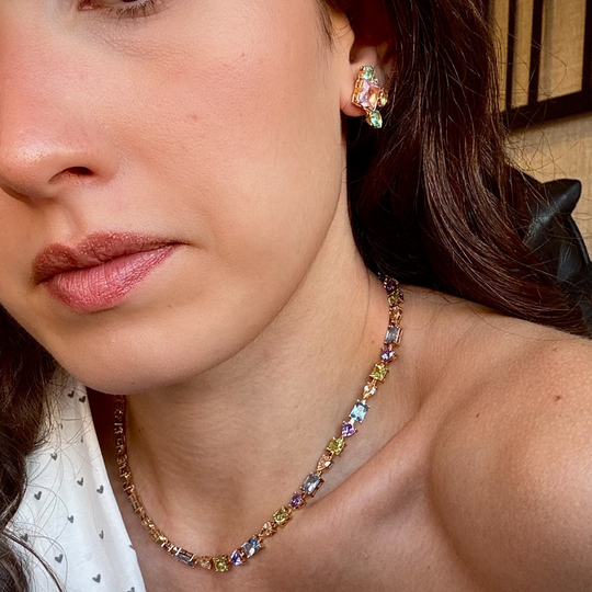 Modelo usando colar pedra irregular dourado no pescoço