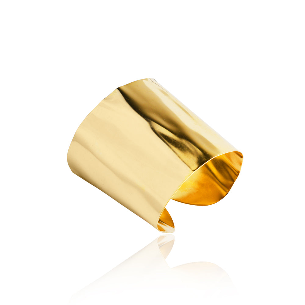 Bracelete rígido grande dourado com acabamento martelado e banho de ouro 18k