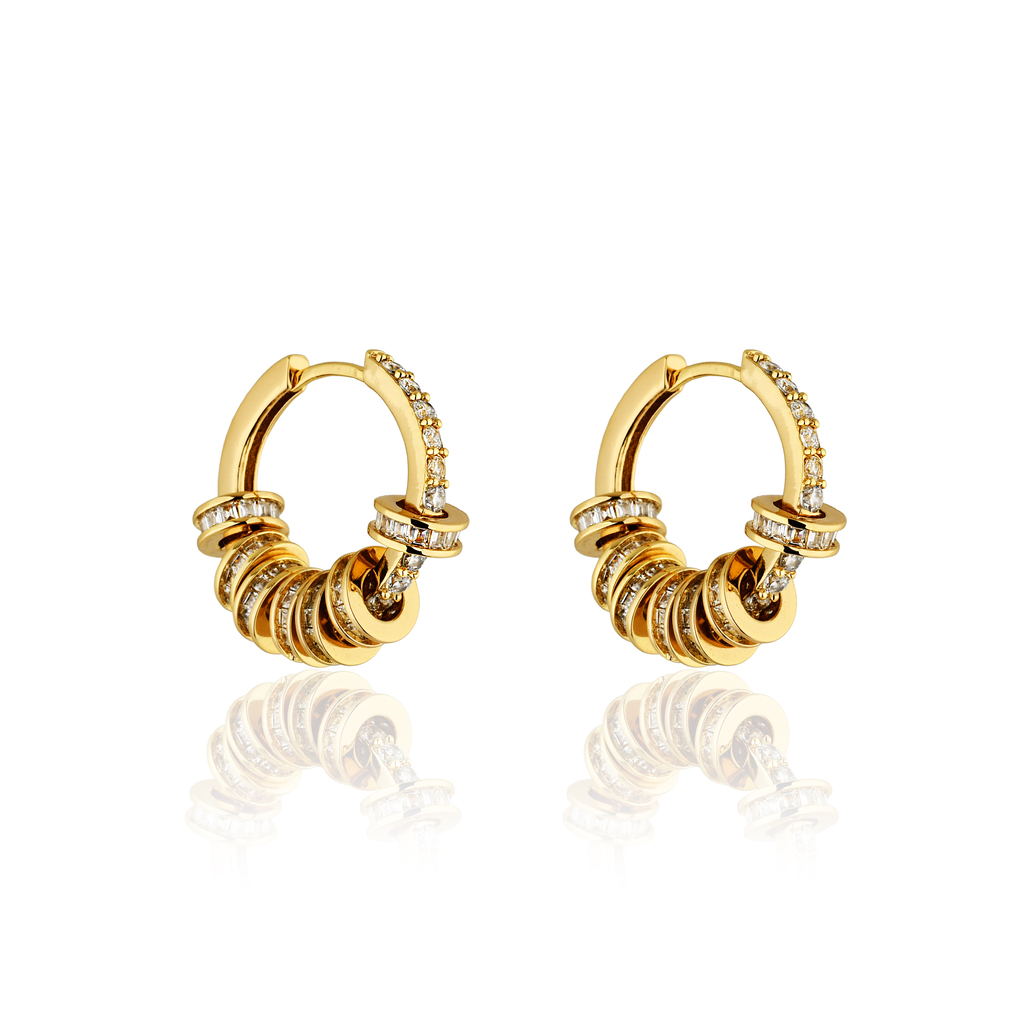 Mulher usando brinco argola elos zircônia banho ouro 18k no dia a dia