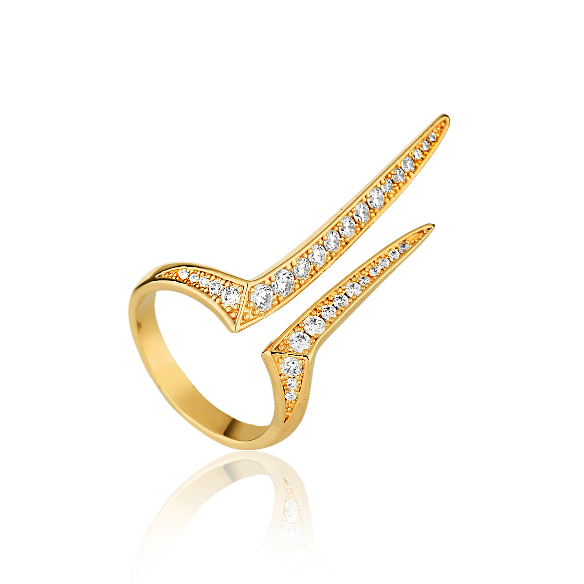 Anel ajustável garra com zircônias dourado em fundo claro, destaque do design envolvente