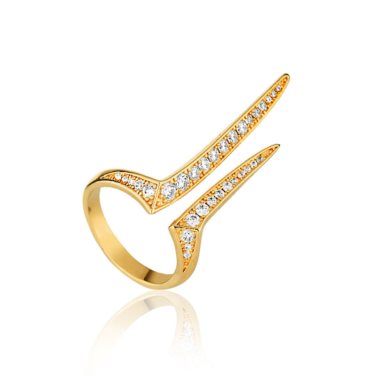 Anel ajustável garra com zircônias dourado em fundo claro, destaque do design envolvente