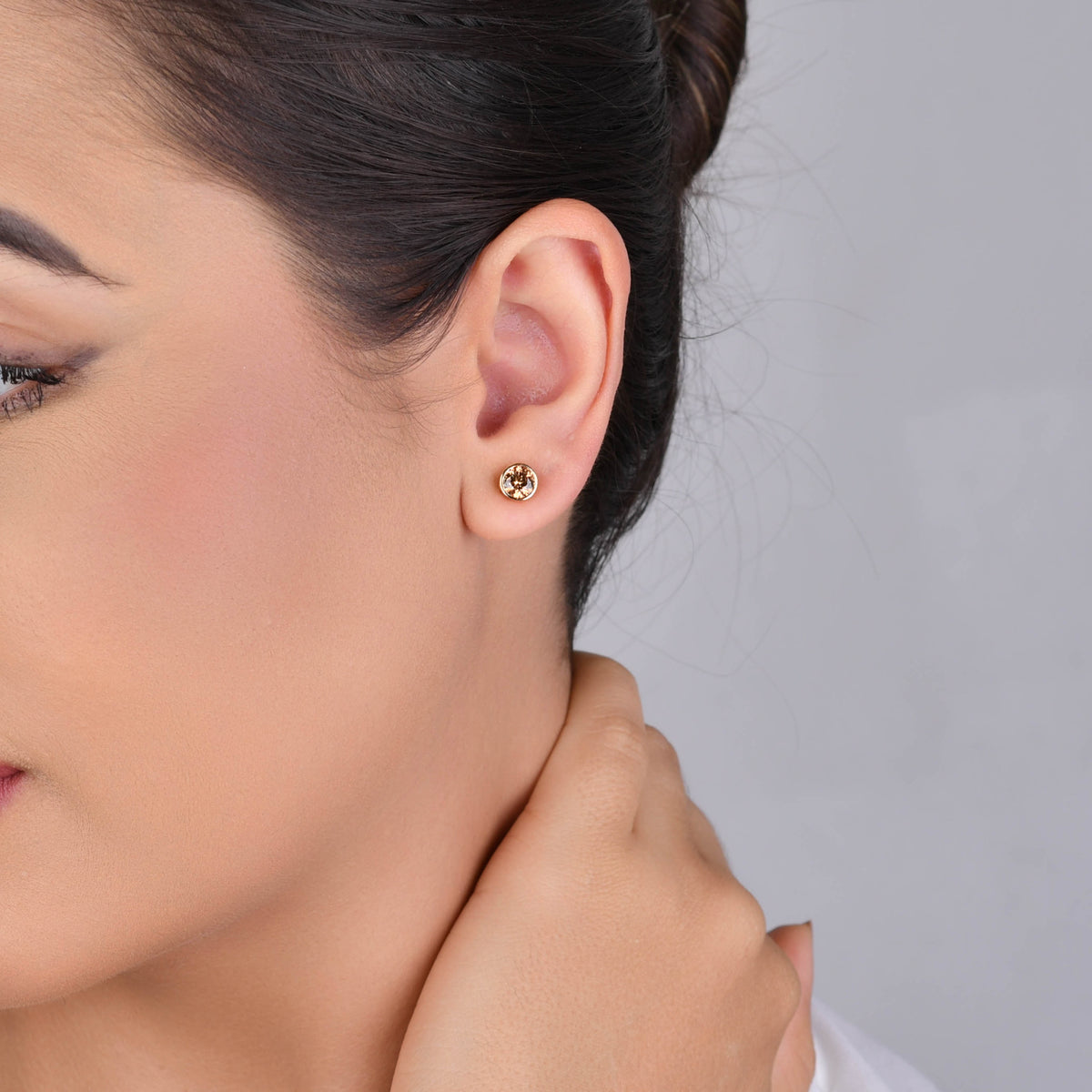 Mulher usando conjunto brinco e colar de zircônia âmbar dourado em ocasião especial