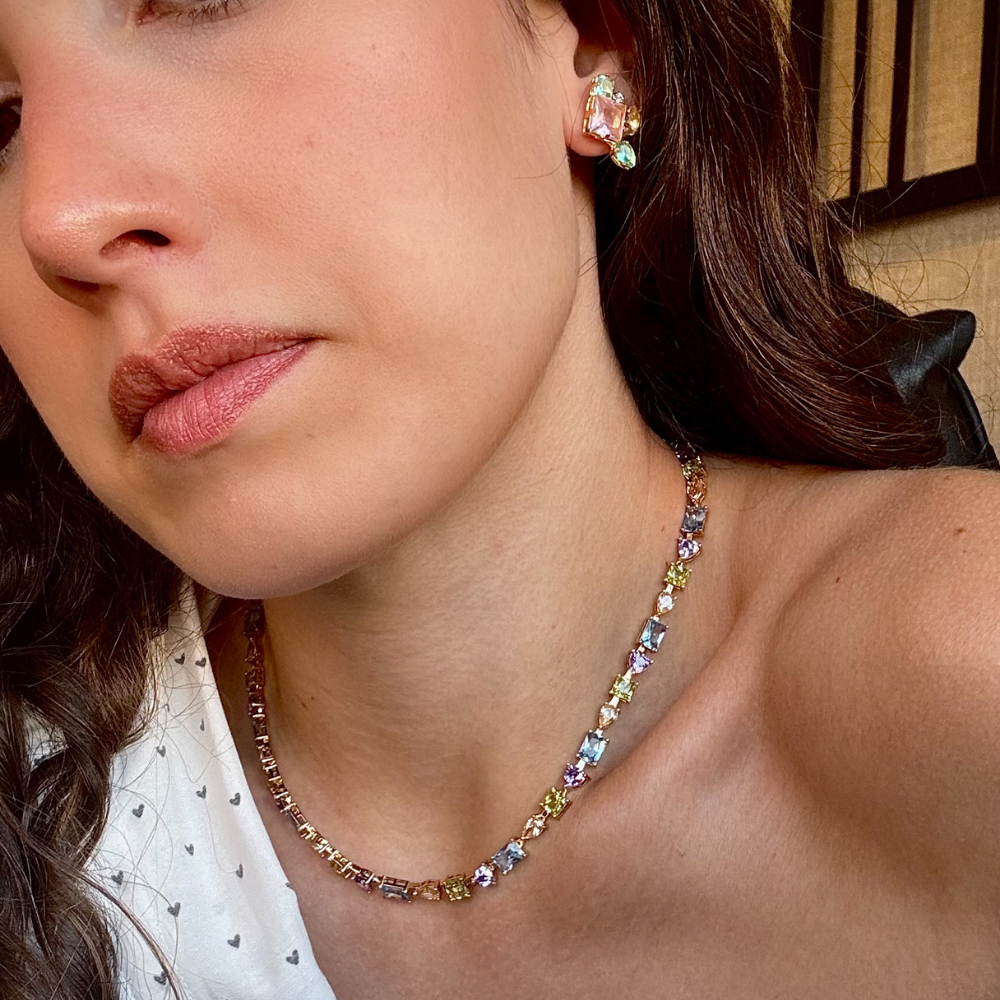 Modelo usando colar pedra irregular dourado no pescoço