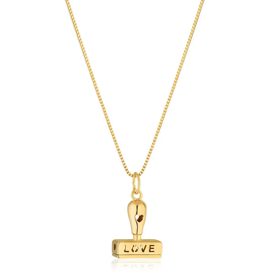 Detalhe do pingente carimbo Love com coração no Colar Carimbo Love banho ouro 18k
