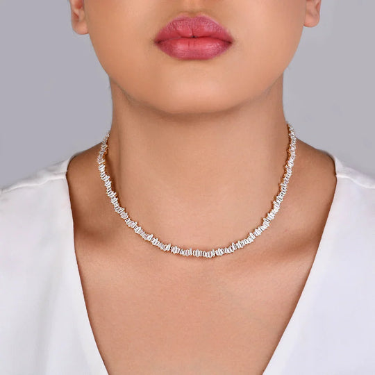 Colar Riviera Baguete Cristal banho ouro 18k em destaque sobre fundo neutro, zircônias em corte baguete cravejadas em linha