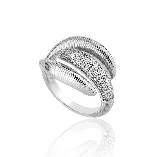 Anel Três Garras banho ródio branco usado na mão, compondo um visual elegante para o dia a dia