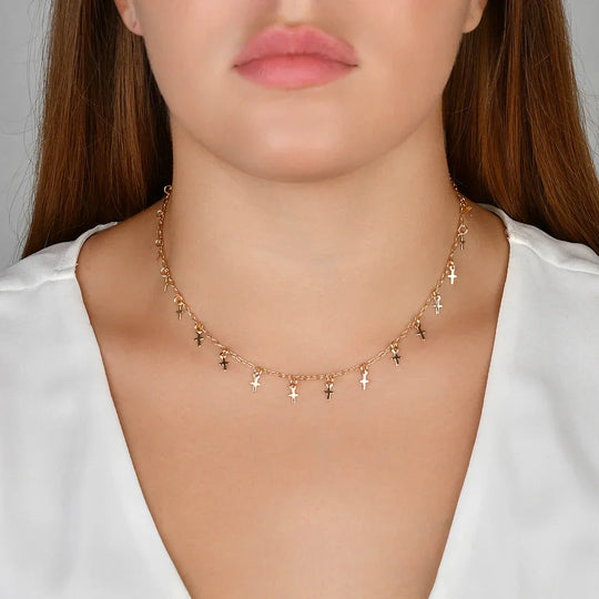 Detalhe do pingente cruz mini polido da Gargantilha banho ouro 18k