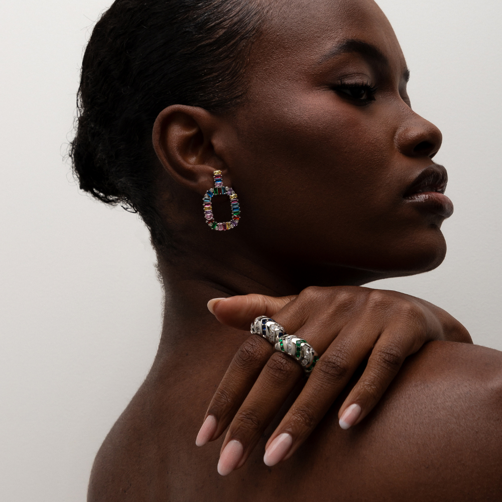 BRINCO OVAL COLORIDO BANHO RÓDIO OU OURO 18K