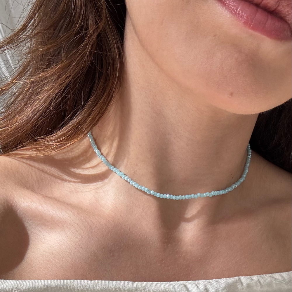COLAR CRISTAIS AZUL BANHO OURO 18K