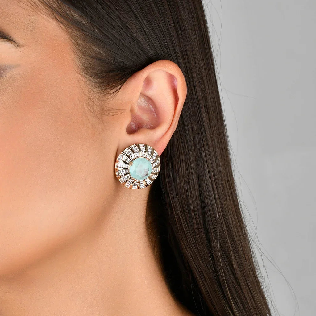 Brinco com pedra azulada e detalhes em diamantes, joia elegante e sofisticada