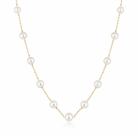 Colar de pérolas com corrente banho ouro 18k sobre fundo branco