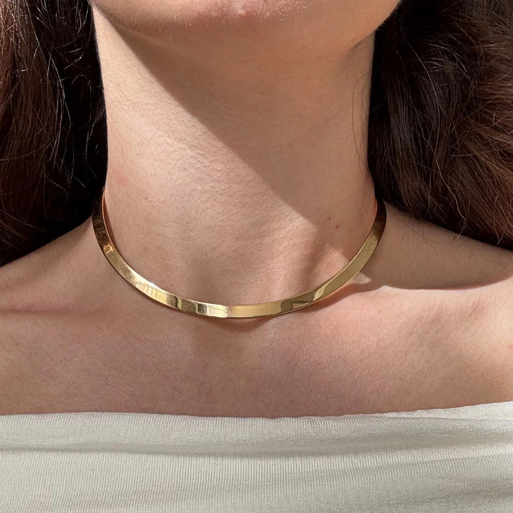 Colar dourado fino com acabamento texturizado, joia minimalista para mulheres