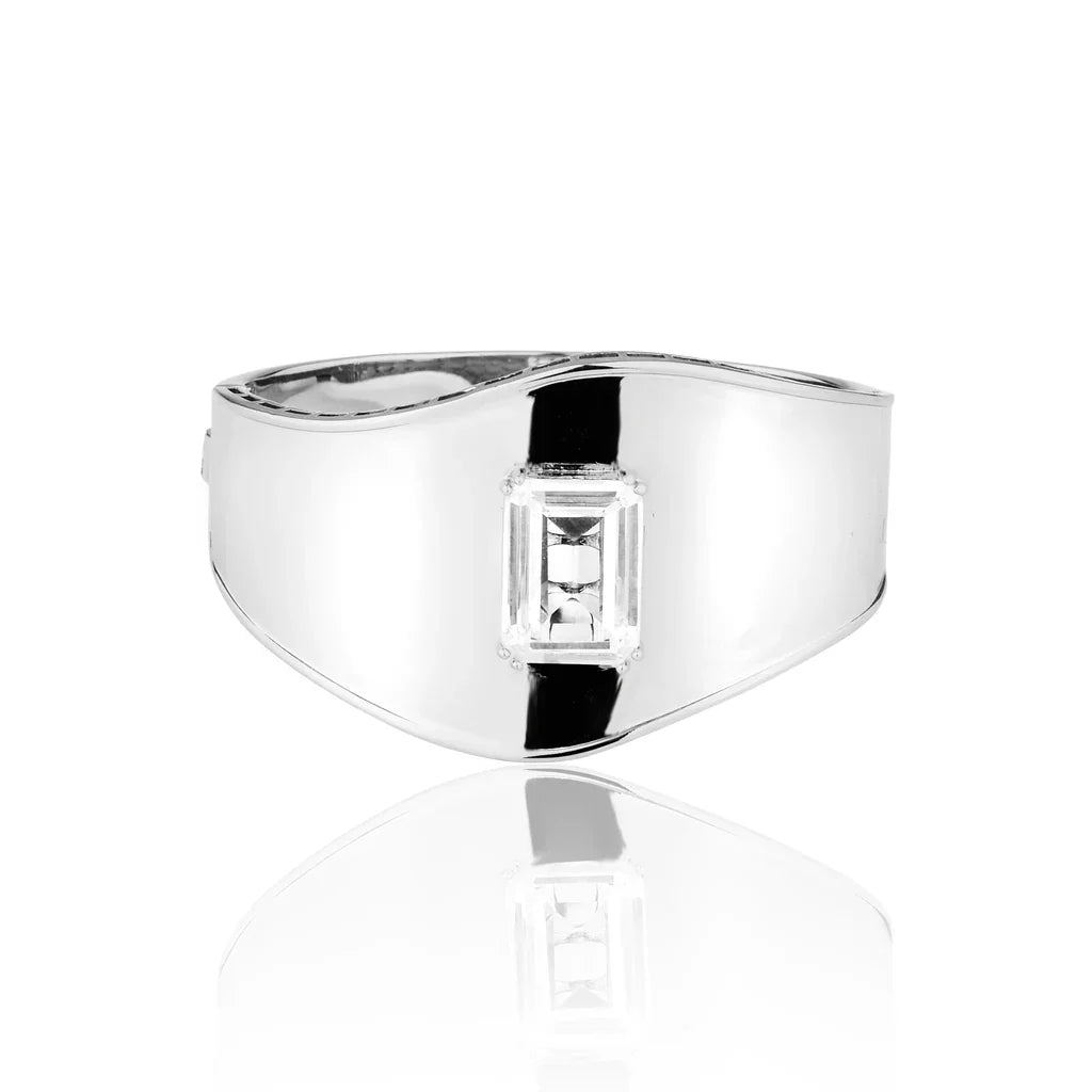 Anel de ouro branco com diamante em corte retangular, design moderno e elegante