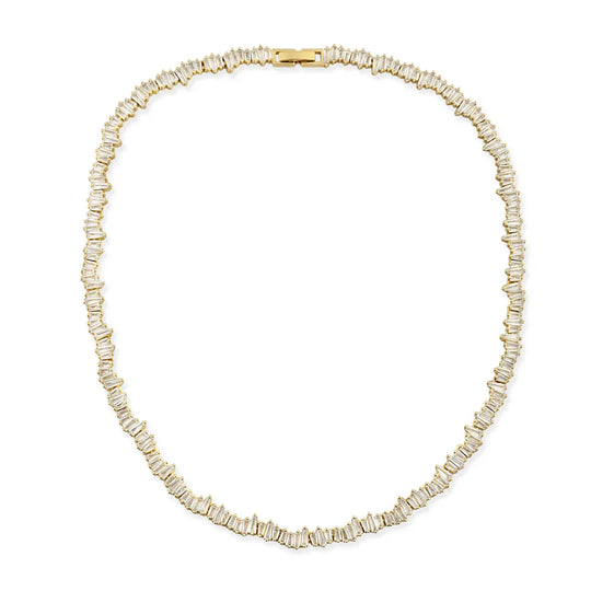 Colar Riviera Baguete Cristal banho ouro 18k usado no pescoço, efeito luxuoso e atemporal no colo