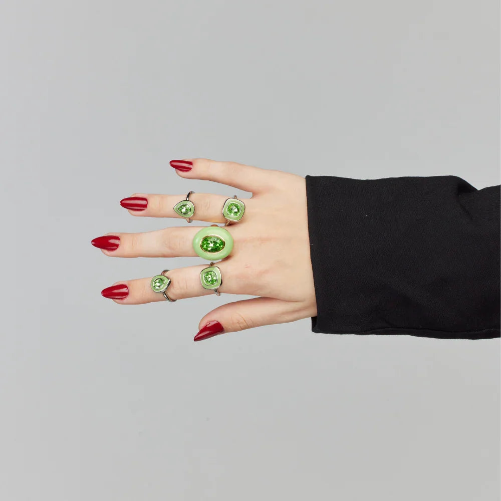 Anéis com pedras verdes em design moderno, perfeitos para looks elegantes e autênticos.